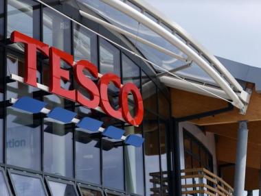 Tesco вдига заплатите с 10.45%, но премахва бонусите за служители