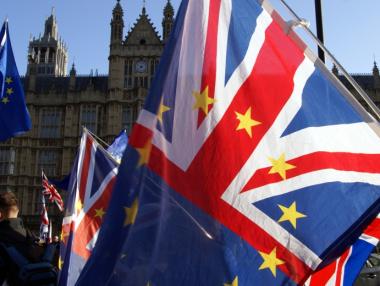 ЕК категорично отказва да предоговаря споразумението за Brexit