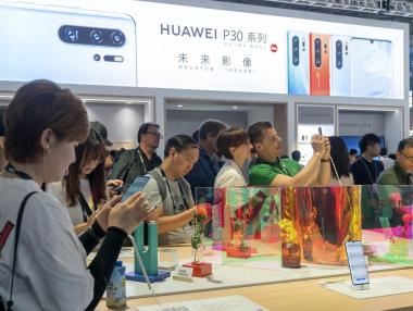 Huawei се готви за 40-60% спад на международните смартфон доставки