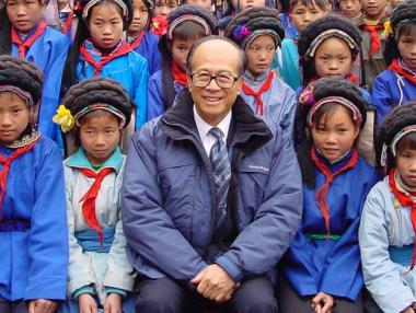 Най-богатият човек в Хонконг ще плаща студентските такси на цял випуск