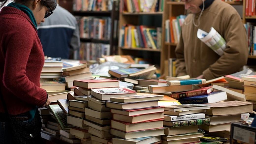 Издаваните книги и вестници намаляват, но тиражите растат