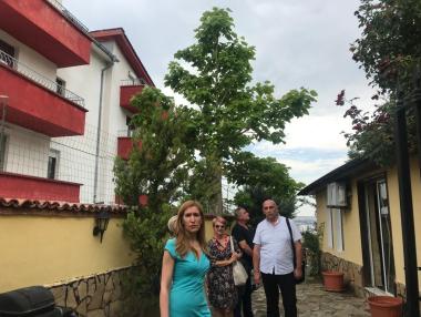 Ангелкова поиска затваряне на къща за гости в Свети Влас