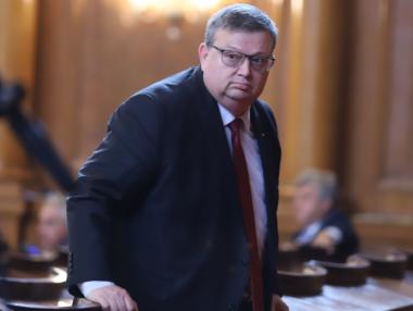 Прокуратурата и НАП продължават проверките на апартаментите на властта