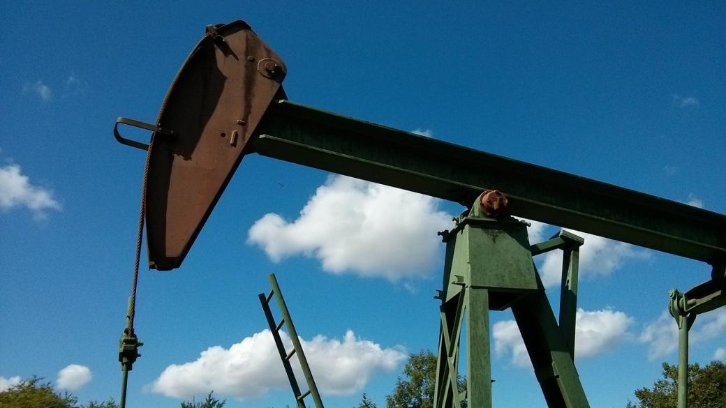 Петролът поскъпна с 3% след данните за запасите в САЩ