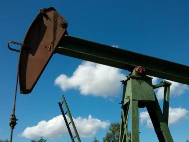 Петролът поскъпна с 3% след данните за запасите в САЩ