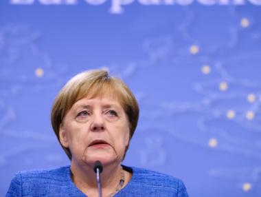 Меркел изглежда готова да жертва Манфред Вебер