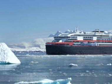 Първият круизен кораб на батерии отплава за Арктика