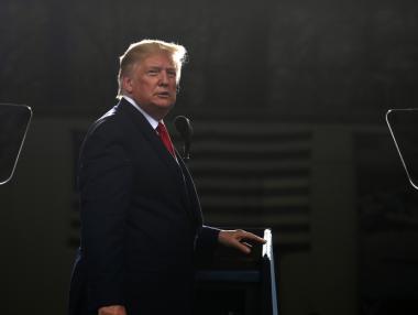 Тръмп търпи критики за омекването спрямо Huawei