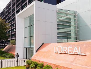 L'Oreal преговаря с Clarins за купуване на марките Mugler и Azzaro