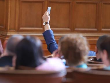 Партиите вече могат да получават дарения от фирми