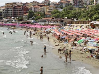 На първо четене: Министърът на туризма си връща контрола върху плажните концесии