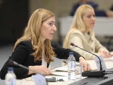 Ангелкова очаква спад от 8% на туристите по Черноморието