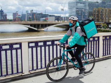 Британският регулатор спря инвестицията на Amazon в Deliveroo
