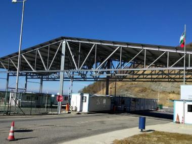 Километричнa опашкa и интензивен трафик на границата с Гърция