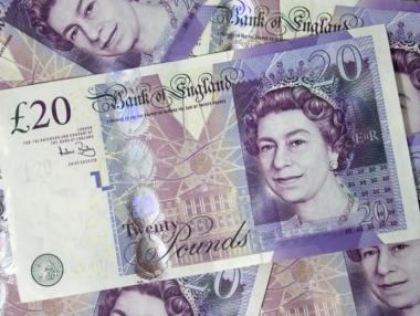 Курсът на паунда удари 2-годишно дъно