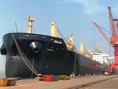 Спуснаха на вода втори 45 000-тонен кораб за БМФ