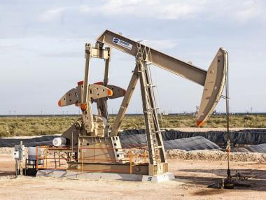 Иран предлага петролни фючърси въпреки санкциите на САЩ