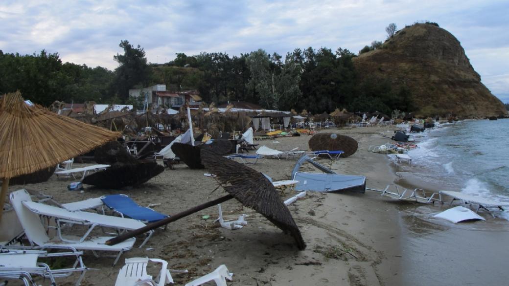 Опустошени плажове и разрушени покриви след бурята в Халкидики