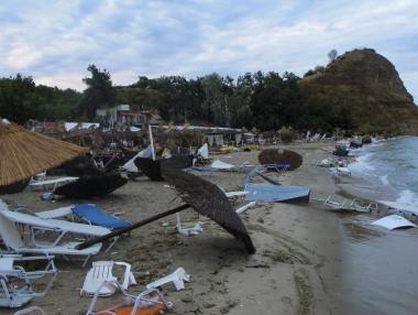 Опустошени плажове и разрушени покриви след бурята в Халкидики