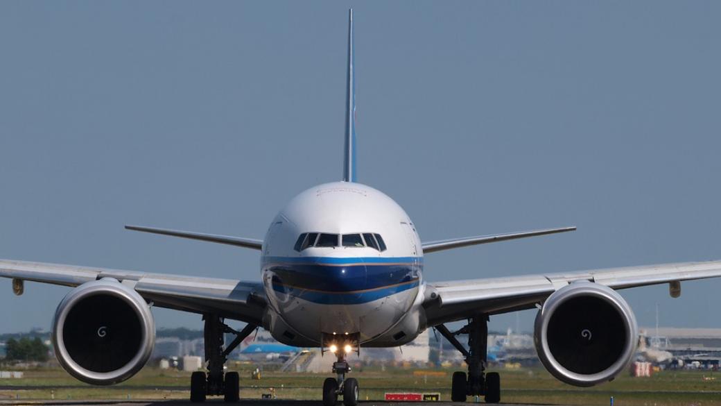 Мобилните телефони са опасни за самолетите на Boeing 737 и 777