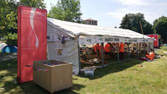 Тийнейджъри създават изкуство от рециклирана пластмаса