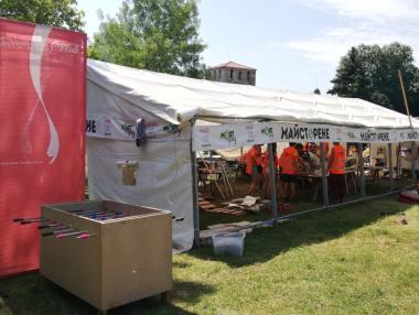 Тийнейджъри създават изкуство от рециклирана пластмаса