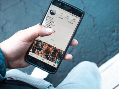 Руски депутати предлагат смартфоните да са задължително с местен софтуер