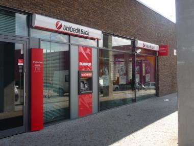 UniCredit обмисля да съкрати 10 хил. души