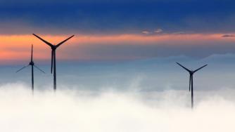 Богатата на петрол Саудитска Арабия строи първата си вятърна централа