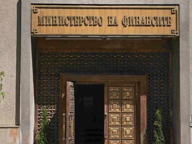 Държавата ударно взима нови заеми