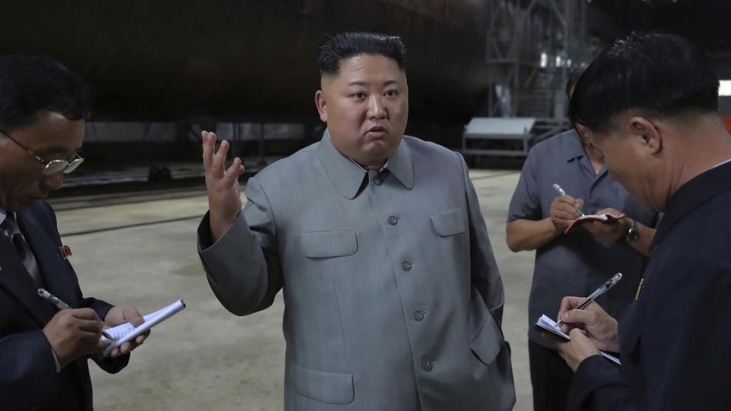 Ким Чен-ун инспектира мощна подводница
