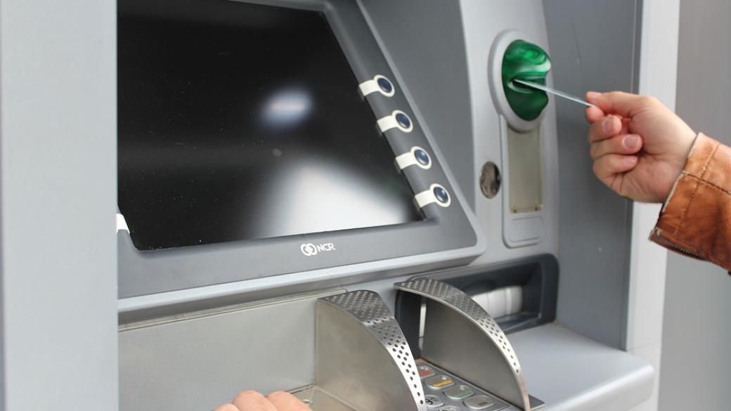 Гърция вдигна таксите за теглене от банкомат