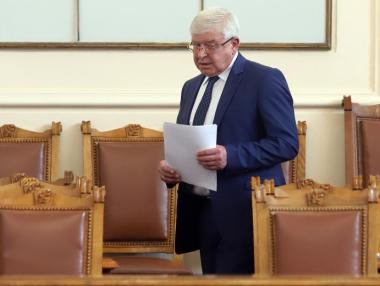 Здравното министерство задължи младите лекари да работят в България