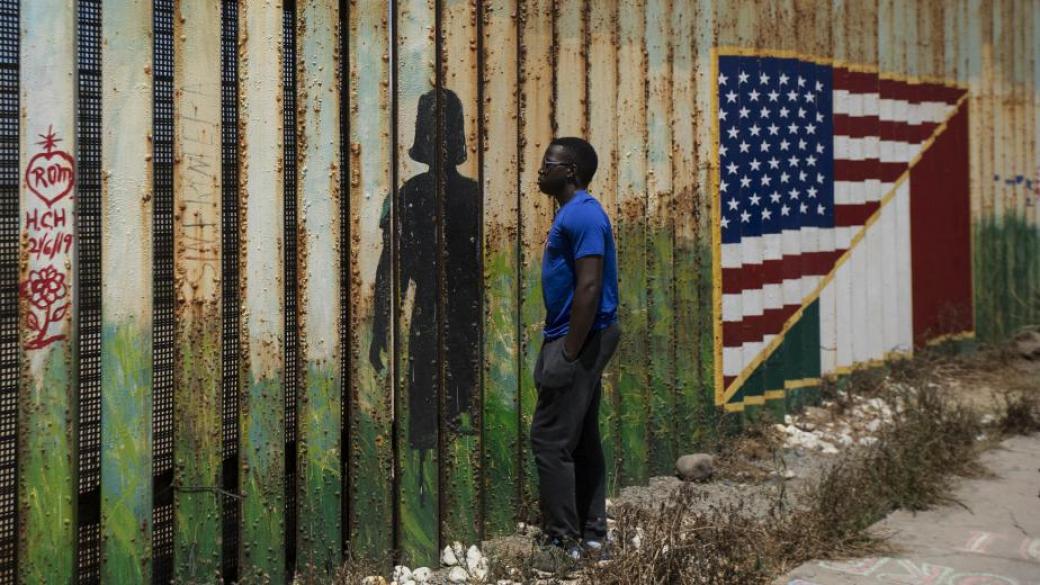 Върховният съд разреши на Тръмп да финансира стената по границата с Мексико