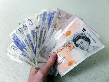 Паундът продължава срива си, стигна 28-месечно дъно