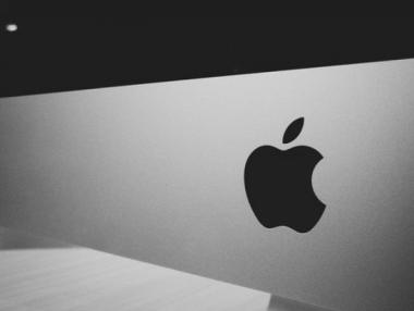 iPhone вече носи по-малко от половината приходи на Apple