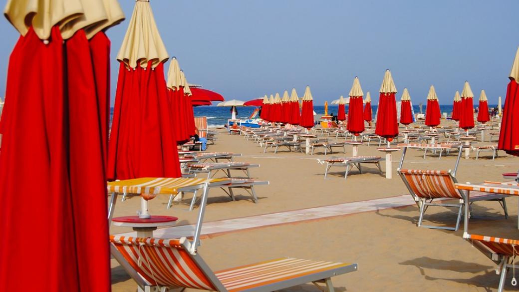 Италия временно забрани къпането на редица плажове заради бактерии