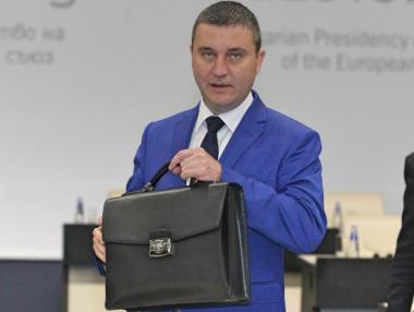 Горанов: Директорът на НАП е жертва, няма причина за оставка