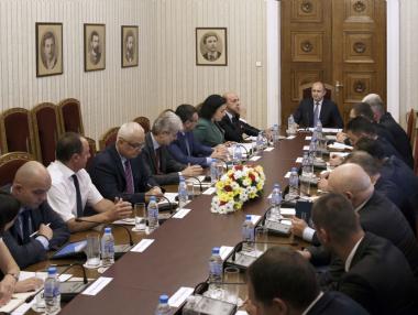 Дончев: Стопани крият прасета в спалните си