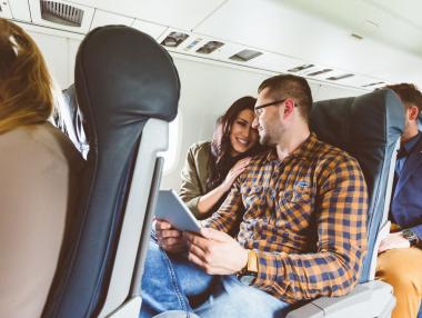 Защо не получаваме съседни места в самолета със спътниците ни