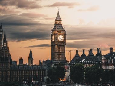 При „твърд Brexit“ паундът ще удари 34-годишно дъно