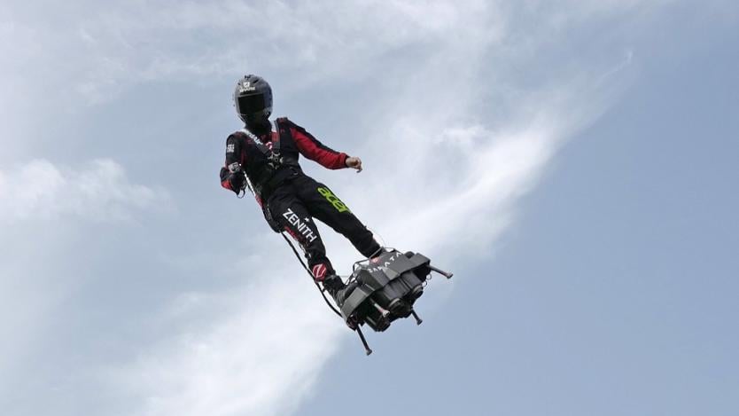 „Летящият човек“ успешно прекоси Ламанша на флайборд