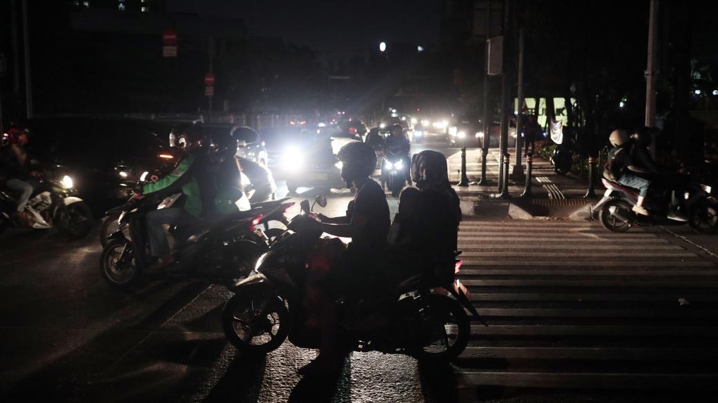 Десетки милиони хора останаха без ток в Индонезия