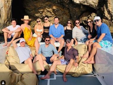 Безос и бившият шеф на Goldman Sachs на яхтено парти на Майорка