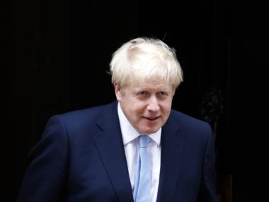 Колеги на Джонсън ще поискат кралицата да го отстрани