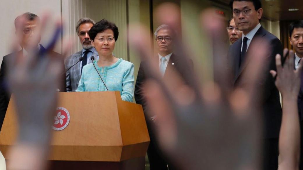 Лидерът на Хонконг предупреди за икономическо „цунами“ заради протестите