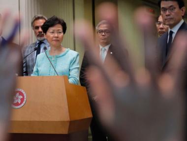 Лидерът на Хонконг предупреди за икономическо „цунами“ заради протестите