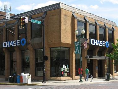 Банка опрости на своите клиенти задълженията по кредитни карти