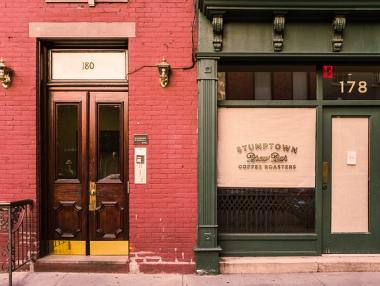 Онлайн търговията във Великобритания убива малките търговски обекти