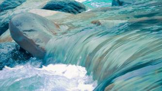 Приток на река във Великобритания се оцвети в яркосиньо